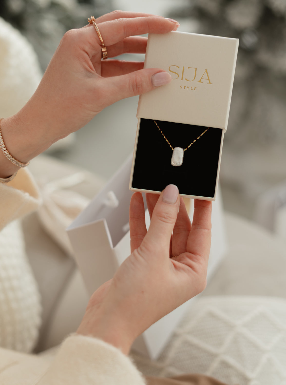 PAAUKSUOTA GRANDINĖLĖ SU PERLO PAKABUKU "NATURE"