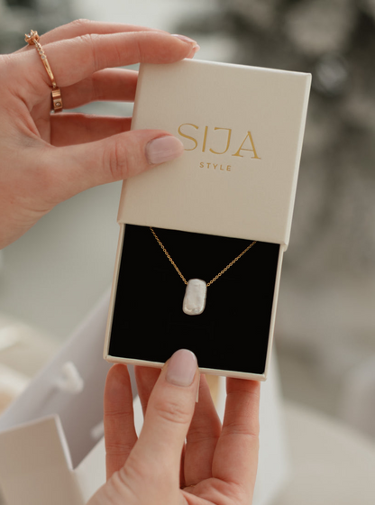 PAAUKSUOTA GRANDINĖLĖ SU PERLO PAKABUKU "NATURE"