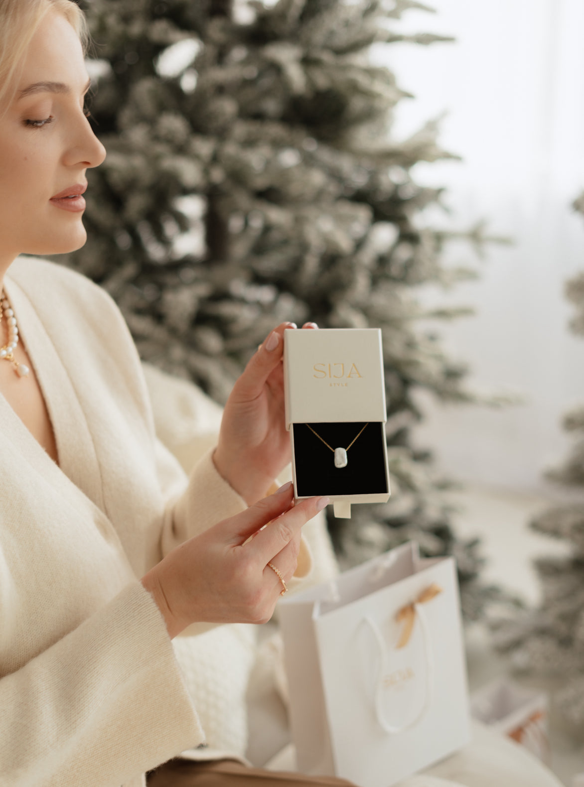 PAAUKSUOTA GRANDINĖLĖ SU PERLO PAKABUKU "NATURE"