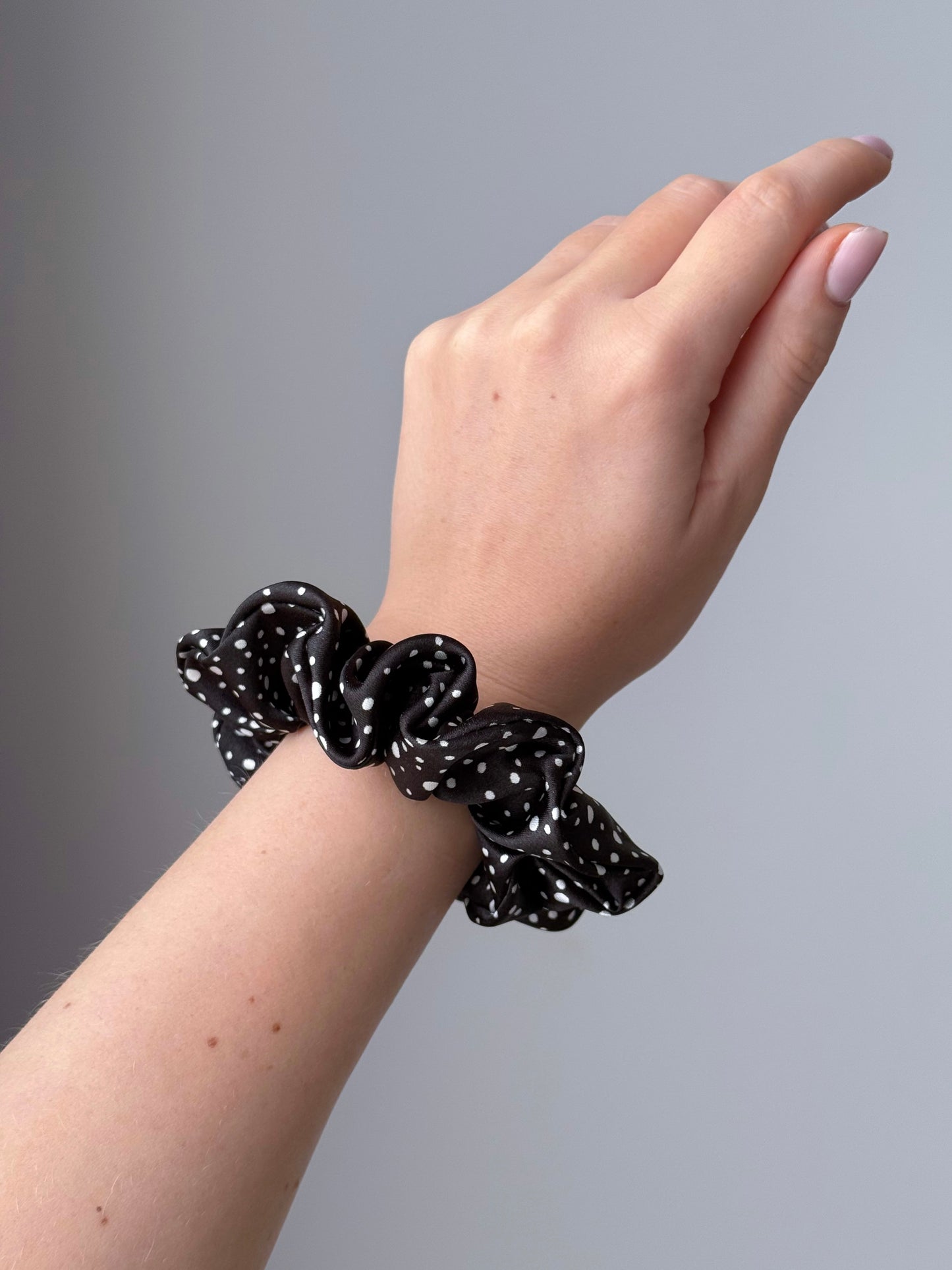 ŠILKINĖ PLAUKŲ GUMYTĖ "TAŠKELIAI"