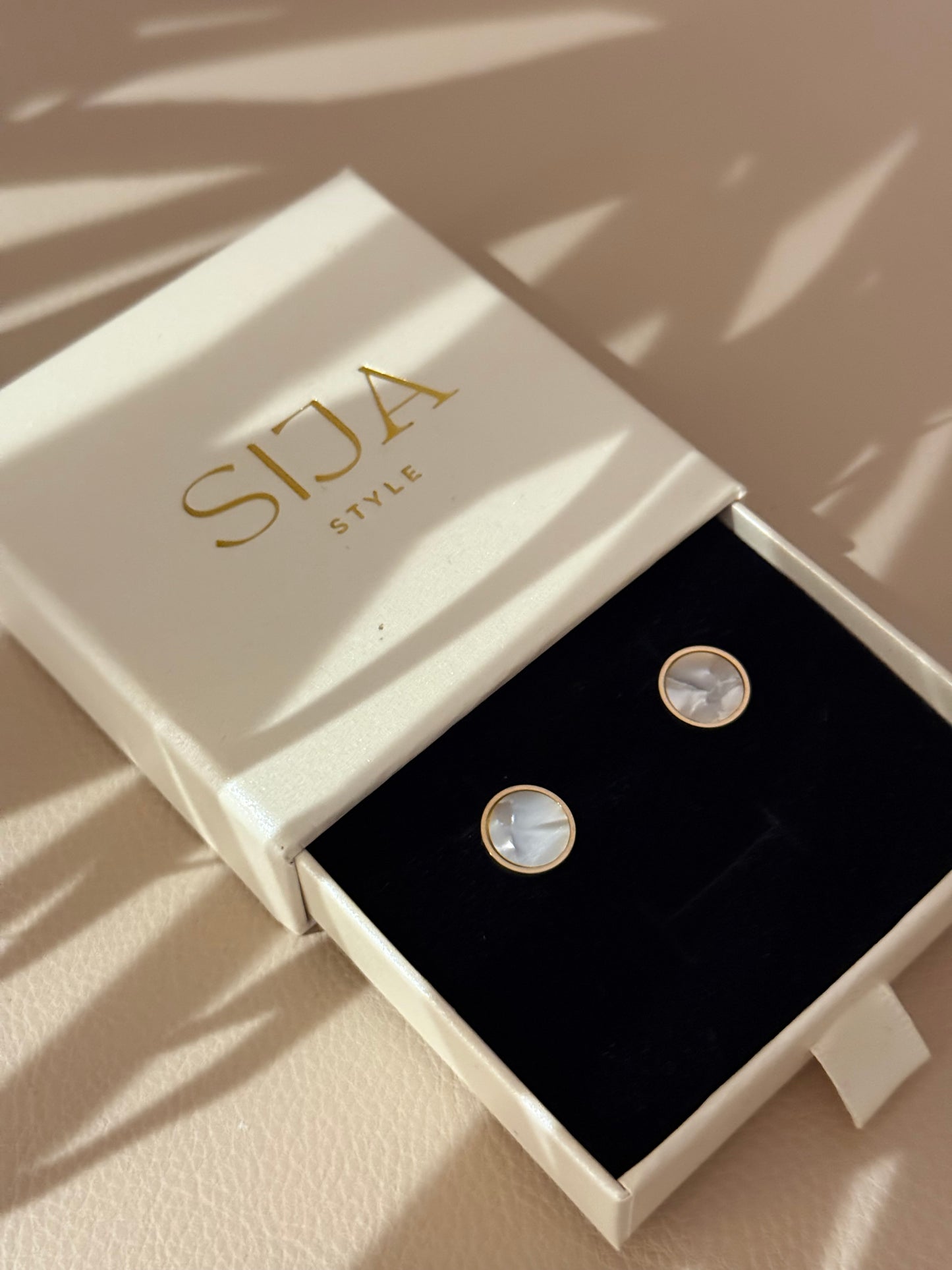 PAAUKSUOTI AUSKARAI "MOTHER OF PEARL"