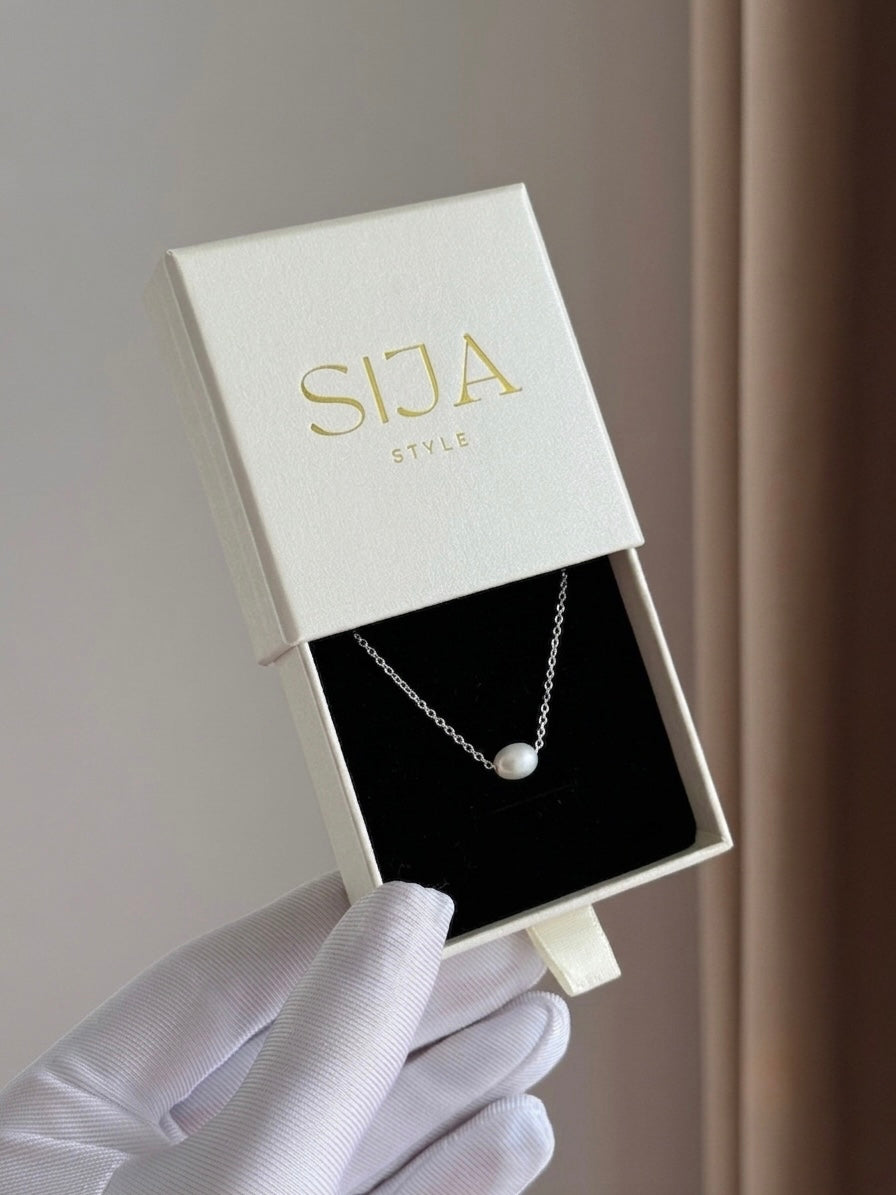 PAAUKSUOTA GRANDINĖLĖ SU PERLU "SILVER CINAMONAS"