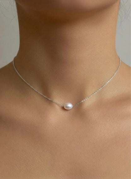 PAAUKSUOTA GRANDINĖLĖ SU PERLU "SILVER CINAMONAS"